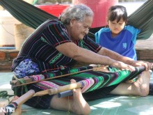 Image: Three generations of Ma people preserve the value of brocade in the Central Highlands