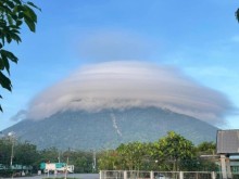 Image: After Ba Den Mountain in Tay Ninh, again Chua Chan mountain (Dong Nai) appeared a strange cloud that made people stir