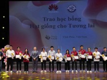 Image: Huawei awards 50 scholarships to talented Vietnamese students