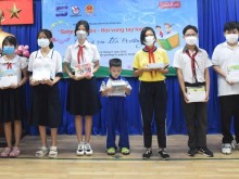 Image: Saigon Times Group, Agribank present scholarships to poor students in HCMC