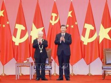 Image: China presents Friendship Order to Vietnam’s Party leader