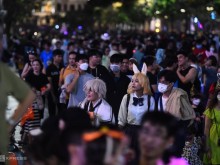 Image: Walking streets of Ho Chi Minh City, Hanoi are bustling on Halloween