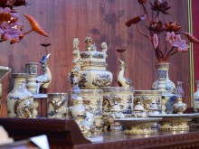 Image: A close-up of an antique gold-painted ceramic set has just been sold for nearly half a billion dong in Hanoi