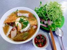 Image: Bun Mam (a noodle soup cooked with fermented fish) restaurant for nearly 10 years attracts Saigon customers