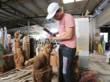 Image: Crafting more than 100 cat statues from wood and firewood