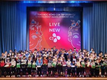 Image: CJ Group presents scholarships to disadvantaged students in Lam Dong