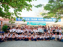 Image: CTBC Bank hands over library to primary school in HCMC