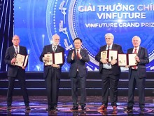 Image: Five scientists who invented Internet win US$3-million VinFuture prize