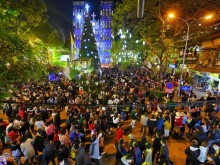 Image: People in Hanoi and Ho Chi Minh City poured into the streets to celebrate Christmas