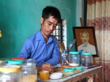 Image: The disabled man turns inanimate rice grains into million-dong paintings