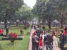 Image: Hanoi books over VND1 trillion in tourism revenue at Tet