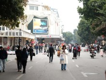 Image: Hanoi: People invite each other to the street to enjoy the atmosphere at the end of the year, the sidewalk coffee is also full of customers