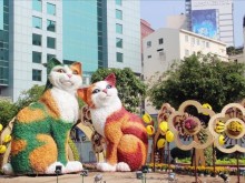 Image: Cat statues found everywhere at Tet