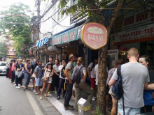 Image: Restaurants that “can’t be rushed” in Hanoi, are crowded with people queuing for all famous delicacies