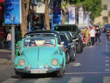 Image: ﻿Following vintage cars around town
