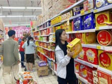Image: Shoppers swarm stores as Tet comes