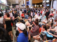 Image: Tan Son Nhat airport is crowded with overseas Vietnamese