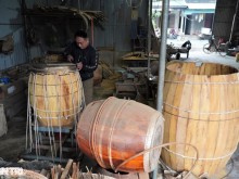 Image: The busy year-end day of the craftsman who makes the Spring festival musical instrument