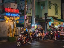 Image: Young people and tourists experience Nguyen Thuong Hien food street