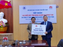 Image: Huawei Vietnam presents educational equipment to remote areas