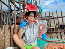 Image: The 20-year-old guy put his grandmother on TikTok and suddenly became famous, seizing the opportunity to open a shrimp cake brand after 3 days selling nearly 3 tons of cakes.