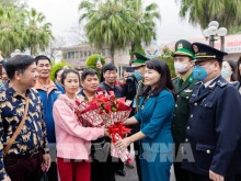 Image: First group of Chinese tourists comes to Vietnam through northern border gate