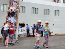Image: Nha Trang receives luxury cruise ship with 333 tourists on board