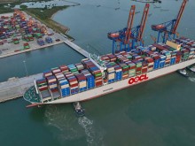 Image: World’s largest container ship arrives in Ba Ria-Vung Tau