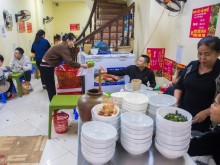 Image: Traditional vermicelli noodles are always crowded in the old town