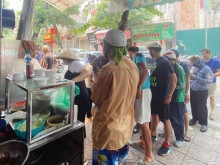 Image: Tourists accept to drag suitcases and wait for an hour to eat Michelin bun cha, the restaurant mobilizes 10 workers and can’t serve it