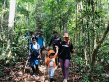 Image: Young families renew their summer vacation by trekking Luu Ly waterfall near HCMC