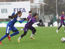 Image: U20 Vietnam Women's National Football Team Draws Uzbekistan Under Snow Rain