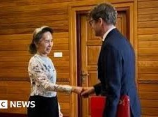Image: Aung San Suu Kyi Meets ICRC Delegation After Years of Isolation