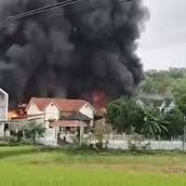 Massive Fire Breaks Out at Factory in Hanoi, 200 Responders Involved