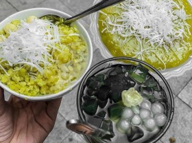 Image: 3 snacks under 100,000 VND on the new pedestrian street