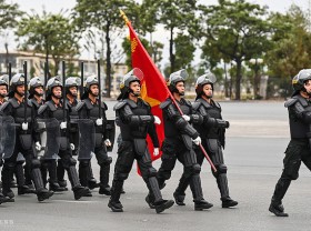 Image: 6,000 cops, soldiers parade in Hanoi ahead of National Party Congress