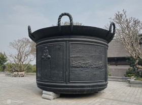 Image: A copy of the Tran dynasty at Tam Chuc Pagoda