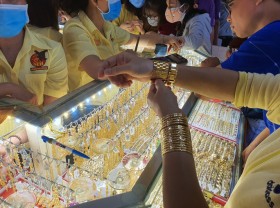 Image: Gold price today 3-1: Gold jewelry continues to rise, far from the world price
