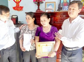 Image: Mother of organ donor rewarded medal