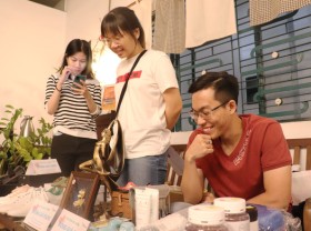 Image: Ho Chi Minh City youth raise fund for underprivileged children by selling used items