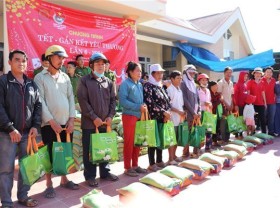 Image: Hundreds of gift sets handed over to poor residents, children in Dak Nong