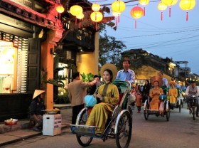 Image: Impressive night performance Ao Dai in the heart of Hoi An ancient town