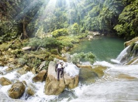 Image: Leaning in front of the dreamlike magic beauty of Ban Ba ​​Tuyen Quang waterfall