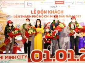Image: HCMC greets first visitors of New Year