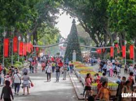 Image: People support strapped Saigon zoo with increased visits despite higher ticket prices