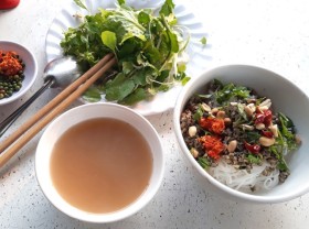 Image: Quang Tri travel to enjoy the famous noodle soup Mai Xa that many people love