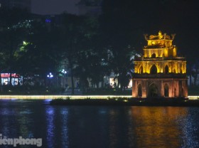 Image: See Hoan Kiem lake sparkling, magical at night