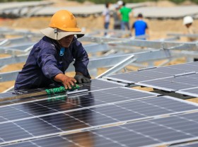 Image: Solar power boom poses a distribution challenge