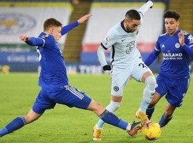 Image: Leicester go top with 2-0 win over Chelsea