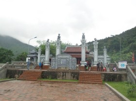 Image: Spring travel, sightseeing at the Holy Mother Temple Lieu Hanh Quang Binh